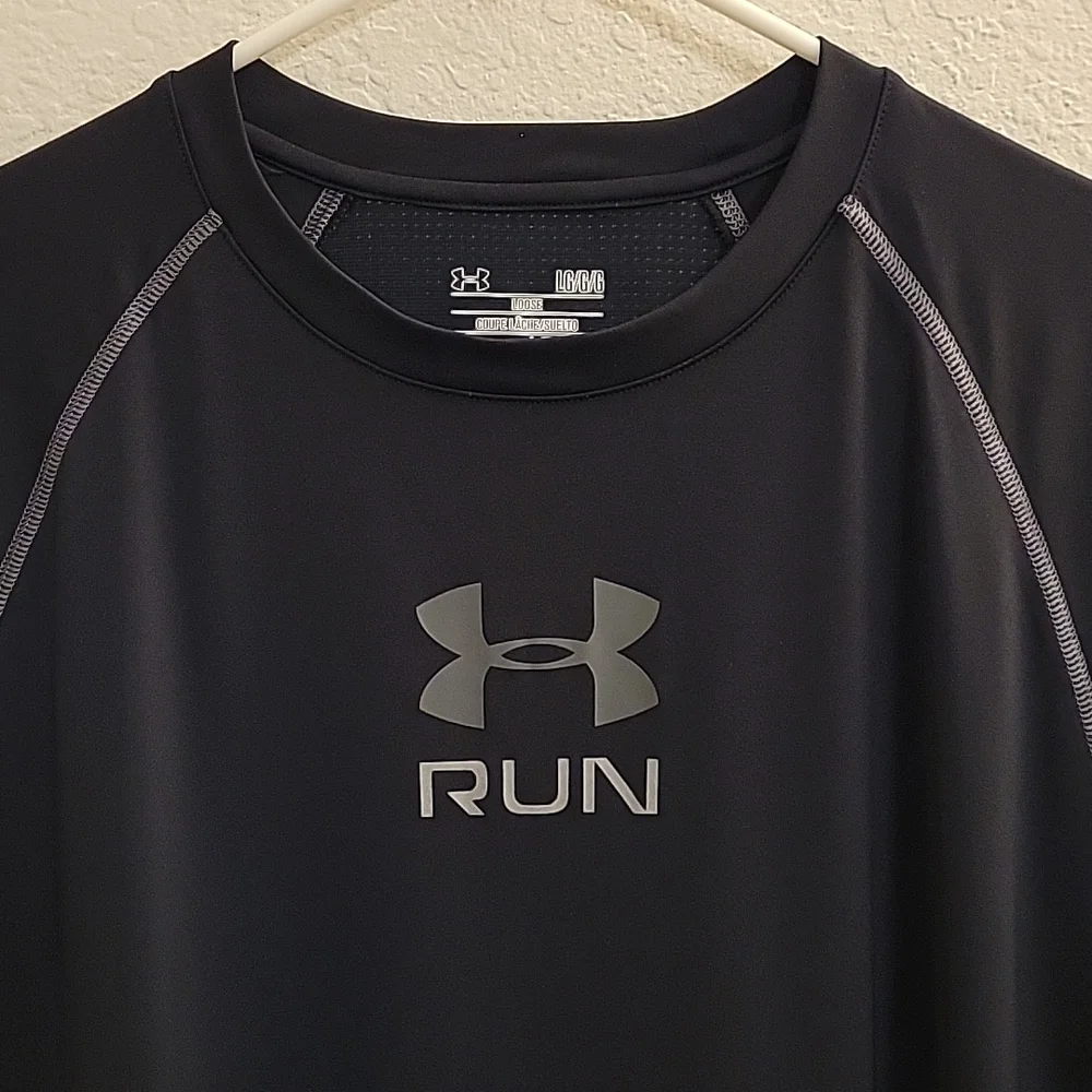 Under Armour Run Short Sleeve - Black - Large - Picture 4 of 15